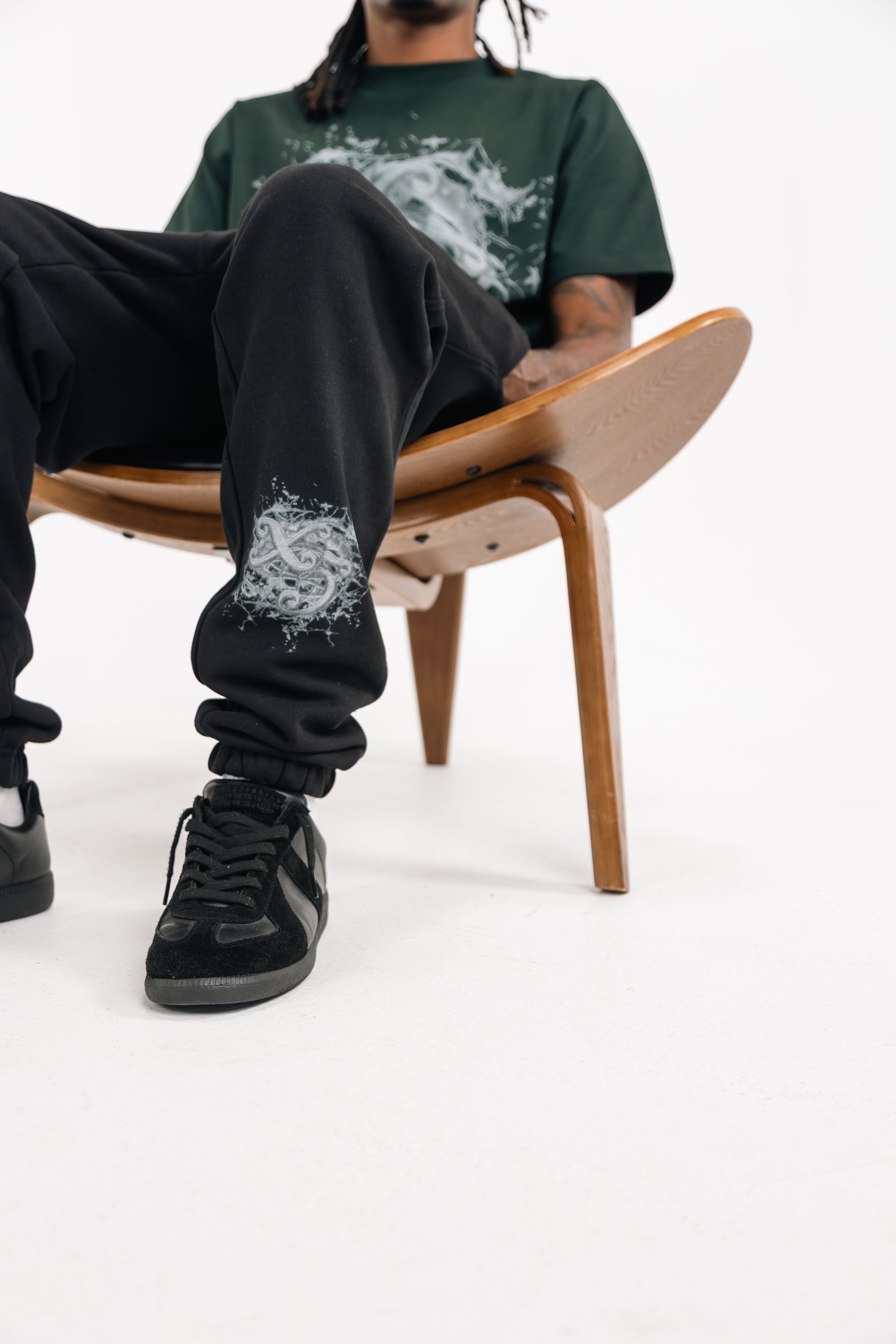 5tatement Sweatpants: Black