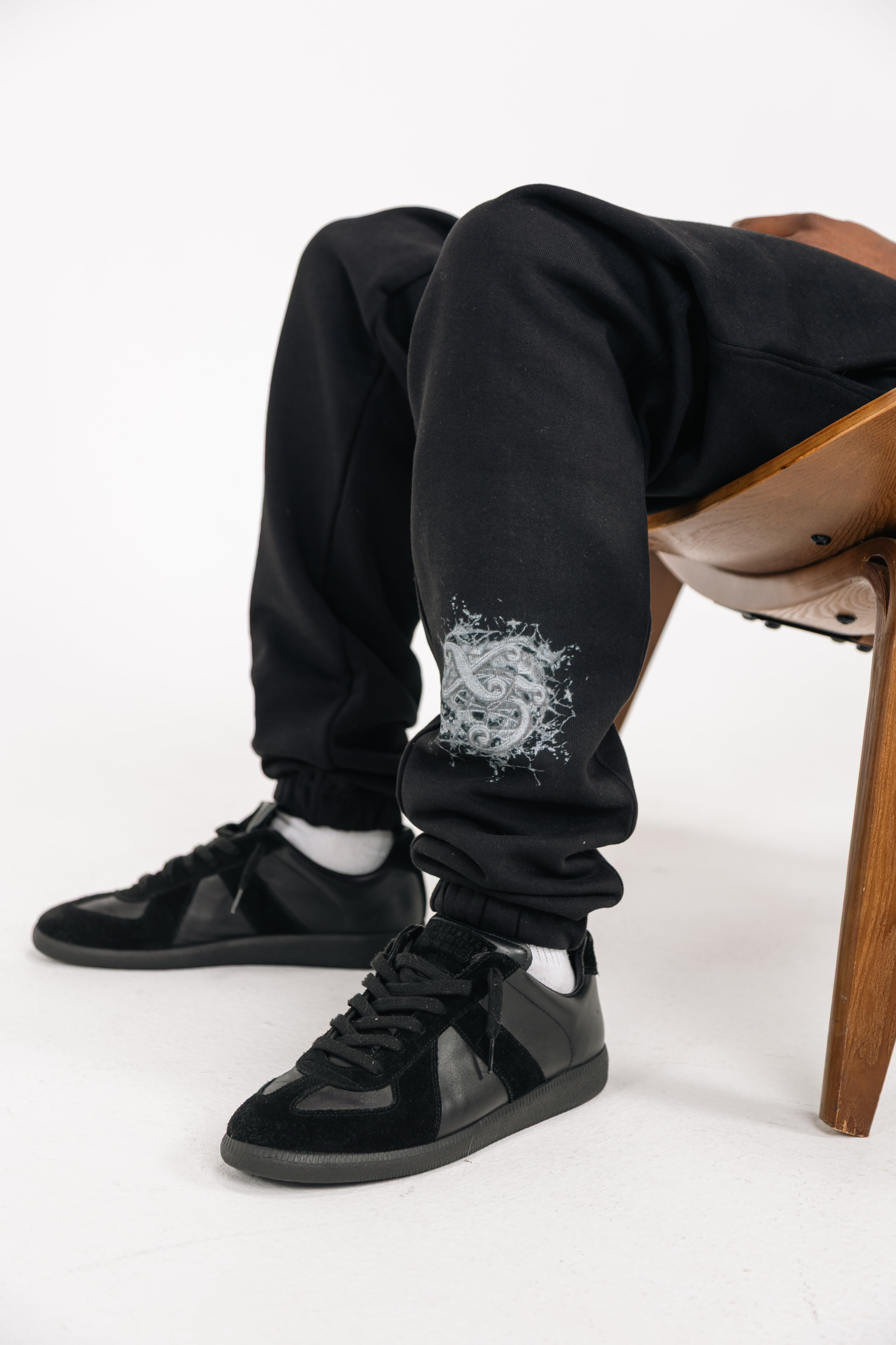 5tatement Sweatpants: Black