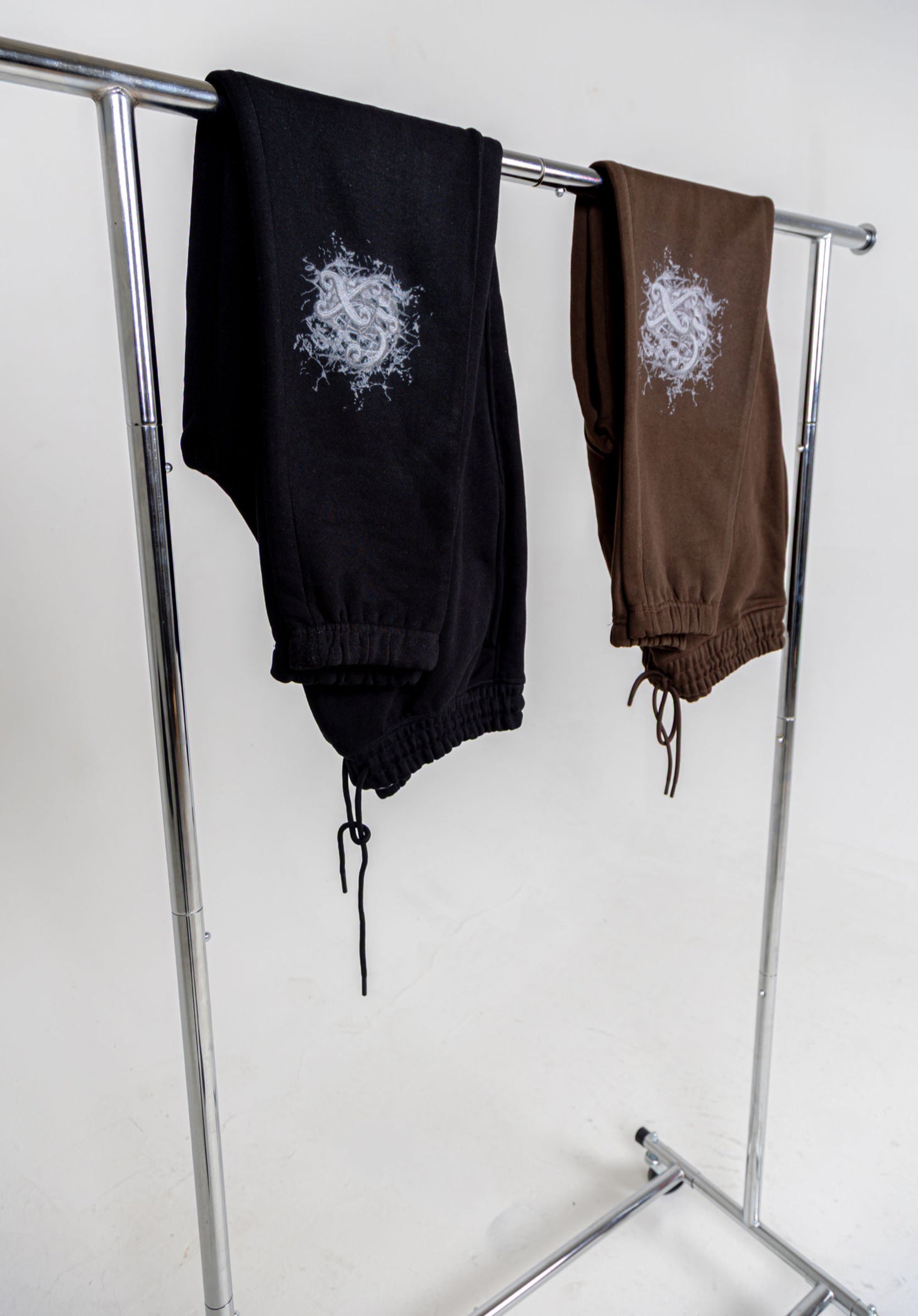 5tatement Sweatpants: Black